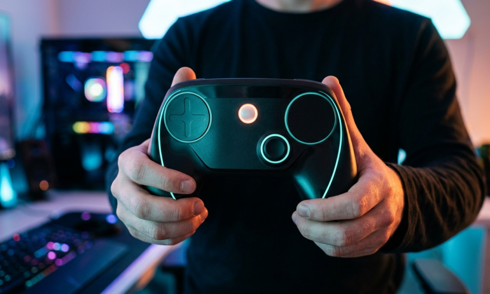 Futurystyczny Steam Controller 2026 od Valve. Ergonomiczny pad do gier PC z panelami haptycznymi i matowym wykończeniem w efektownym oświetleniu teal i orange.