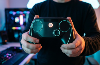 Futurystyczny Steam Controller 2026 od Valve. Ergonomiczny pad do gier PC z panelami haptycznymi i matowym wykończeniem w efektownym oświetleniu teal i orange.
