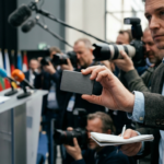 Kieszonkowy dyktafon Pocket AI wielkości karty kredytowej. Urządzenie lifestyle tech z funkcją lokalnej transkrypcji AI bez subskrypcji i ukrytych opłat.