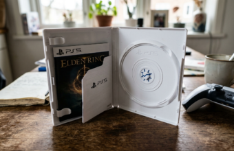 Otwarte pudełko gry na PS5 bez płyty w środku. Puste opakowanie PlayStation symbolizuje dystrybucję cyfrową gier i brak fizycznych wydań na konsole Sony.