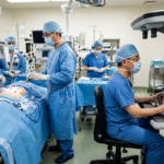 Japoński robot medyczny Hinotori: innowacyjny system chirurgiczny z ośmioosiowymi ramionami i ergonomicznym kokpitem operatora 3D.