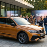 Jubileuszowy Volkswagen Tiguan Edition 20 w kolorze syrop klonowy. SUV z silnikiem spalinowym i sportowym wykończeniem na 20-lecie kultowego modelu Volkswagena.