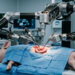 Autonomiczny robot medyczny AI operuje świnię leżącą na boku pod płachtą bez ludzi. Chirurgia autonomiczna i technologie przyszłości, Polska i świat.