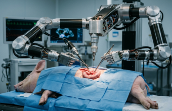 Autonomiczny robot medyczny AI operuje świnię leżącą na boku pod płachtą bez ludzi. Chirurgia autonomiczna i technologie przyszłości, Polska i świat.
