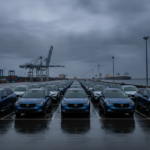 Elektryczne SUV-y Honda w porcie w USA o zmierzchu. Industrialna sceneria obrazuje wycofanie aut elektrycznych z rynku amerykańskiego i miliardowe straty.