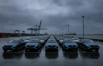Elektryczne SUV-y Honda w porcie w USA o zmierzchu. Industrialna sceneria obrazuje wycofanie aut elektrycznych z rynku amerykańskiego i miliardowe straty.