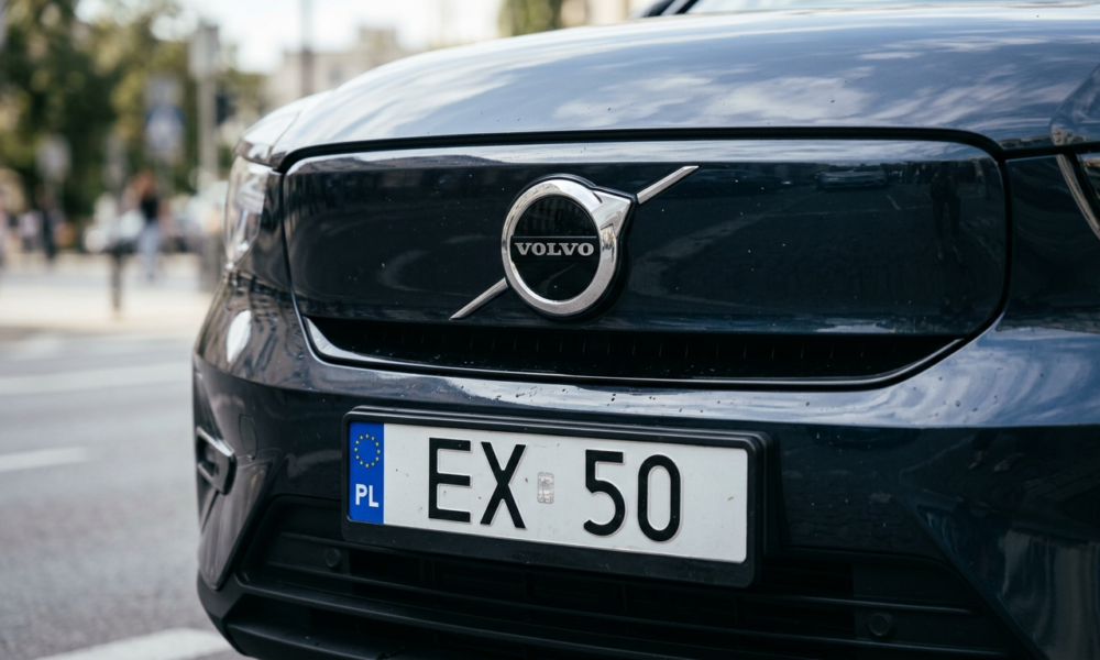 Elektryczne Volvo EX50: zbliżenie na tablicę rejestracyjną i logo na masce samochodu. Nowy model, motoryzacja i mobilność, newsy Polska i świat.