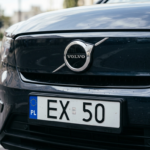 Elektryczne Volvo EX50: zbliżenie na tablicę rejestracyjną i logo na masce samochodu. Nowy model, motoryzacja i mobilność, newsy Polska i świat.