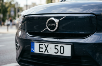 Elektryczne Volvo EX50: zbliżenie na tablicę rejestracyjną i logo na masce samochodu. Nowy model, motoryzacja i mobilność, newsy Polska i świat.