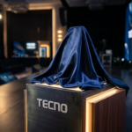 Bezramkowy smartfon Tecno pod atłasową zasłoną na postumencie przed premierą na IFA. Nowoczesne telefony i technologie mobilne – Polska i świat.