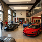 Elektryczne Ferrari Luce w luksusowym salonie we Włoszech. Wyprzedaż aut, motoryzacja Polska i świat. Sportowy samochód elektryczny w nowoczesnym wnętrzu.