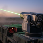 System ASBL niszczy drona wiązką lasera o zmierzchu. Polska i świat: nowoczesna broń laserowa, technologie przyszłości i obrona przeciwlotnicza.