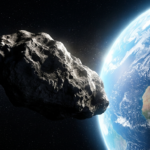 Planetoida 2019 NY2 z kraterami mija krawędź Ziemi w czarnym kosmosie. Słoneczne podświetlenie atmosfery. Polska i świat: nauka i technologie przyszłości.