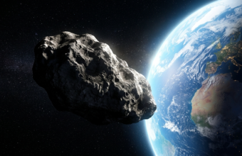 Planetoida 2019 NY2 z kraterami mija krawędź Ziemi w czarnym kosmosie. Słoneczne podświetlenie atmosfery. Polska i świat: nauka i technologie przyszłości.