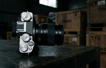 Aparat Fujifilm X-T6 retro na ciemnym blacie. Rozmyte tło oznacza błędy autofokusa i opóźnione dostawy. Polska i świat, nowoczesne gadżety fotograficzne.
