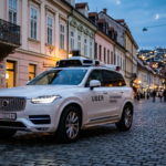 Biały autonomiczny Uber z czujnikami LIDAR na brukowanej ulicy. Nowoczesna mobilność i technologia, Polska i świat. Futurystyczny samochód o zmierzchu.