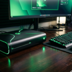 Xbox Project Helix z zielonym LED, klawiatura mechaniczna i pad na ciemnym biurku. Konsola obsługująca gry PC. Polska i świat: przyszłość gamingu.