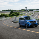 Mały elektryczny Nissan przejeżdżający przez tor testowy. Nowoczesny samochód elektryczny, motoryzacja, Polska i świat. Szpiegowskie zdjęcia nowego modelu.