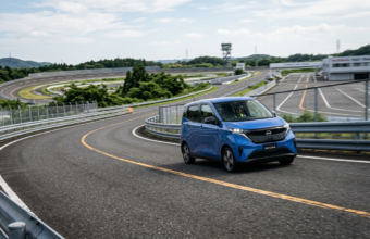 Mały elektryczny Nissan przejeżdżający przez tor testowy. Nowoczesny samochód elektryczny, motoryzacja, Polska i świat. Szpiegowskie zdjęcia nowego modelu.