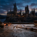 Okrągłe okulary i magiczna różdżka na biurku, w tle zamek Hogwart. Serial Harry Potter, nowa obsada i szczegóły premiery – Polska i świat.