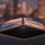 Składany smartfon iPhone Ultra z tytanowymi krawędziami i bezramkowym ekranem na ciemnym tle. Detal zawiasu Apple w nastrojowym oświetleniu studyjnym.