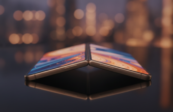 Składany smartfon iPhone Ultra z tytanowymi krawędziami i bezramkowym ekranem na ciemnym tle. Detal zawiasu Apple w nastrojowym oświetleniu studyjnym.