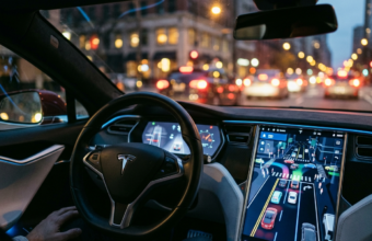 Aktualizacja Tesla FSD v14 Lite dla Hardware 3. Cyfrowy interfejs z wizualizacją 3D, kierownica i deska rozdzielcza. Niebieskie oświetlenie ambient i neony.