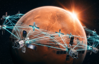 Satelity NASA nad Marsem połączone cyjanową wiązką danych. Internet kosmiczny, technologie przyszłości, Polska i świat. Czerwona planeta i jasny blask słońca.