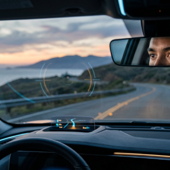 System Toyoty fotografujący wzrokiem: oko w lusterku, celownik na krajobrazie i futurystyczne błękitne światło. Patent gaze-tracking, Polska i świat.