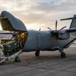 Autonomiczny samolot Cessna SkyCourier UX bez okien na pasie. Otwarta rampa w nosie przyjmuje wojskowe zaopatrzenie. Nowoczesna technologia, Polska i świat.