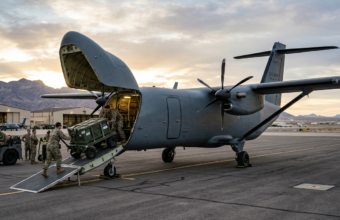 Autonomiczny samolot Cessna SkyCourier UX bez okien na pasie. Otwarta rampa w nosie przyjmuje wojskowe zaopatrzenie. Nowoczesna technologia, Polska i świat.