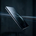 Flagowy smartfon Motorola Signature 27 ze szklanym wykończeniem i zakrzywionym ekranem na ciemnym tle. Nowoczesna technologia i design w Polska i świat.