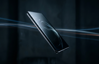 Flagowy smartfon Motorola Signature 27 ze szklanym wykończeniem i zakrzywionym ekranem na ciemnym tle. Nowoczesna technologia i design w Polska i świat.