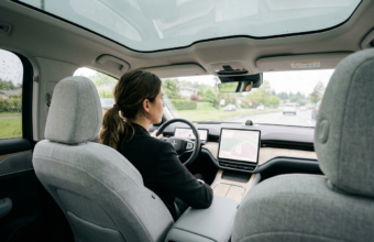 Przestronne wnętrze samochodu elektrycznego. Nowoczesna technologia Leapmotor powiększa kabiny aut. Branża motoryzacja i mobilność – Polska i świat.