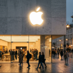 Srebrne logo Apple na ścianie. Informacje o iPhone Duo i magnetycznym rysiku śledzi Polska i świat. Nowy składany smartfon i gadżety.