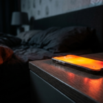 Powstaje aplikacja ostrzegawcza ignorująca tryb cichy podczas zagrożenia życia Smartfon na szafce nocnej pulsuje czerwonym światłem. Aplikacja ostrzegawcza ignorująca tryb cichy to lifestyle tech dla regionu Polska i świat.