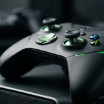 Pad Xbox Elite Series 3: czarny mat, zielone detale i precyzyjne analogi. Nowa specyfikacja i technologia w Polska i świat. Wytrzymały kontroler premium.