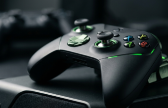 Pad Xbox Elite Series 3: czarny mat, zielone detale i precyzyjne analogi. Nowa specyfikacja i technologia w Polska i świat. Wytrzymały kontroler premium.