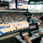 Kibic steruje kamerą Canon na tablecie podczas meczu koszykówki. Technologia, Polska i świat, pozwala na swobodne sterowanie ujęciem z komputera lub tabletu.