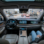 Wnętrze autonomicznego Robotaxi OMODA i JAECOO bez kierowcy. Samochód autonomiczny jadący przez miasto, nowoczesna mobilność i technologia – Polska i świat.