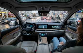 Wnętrze autonomicznego Robotaxi OMODA i JAECOO bez kierowcy. Samochód autonomiczny jadący przez miasto, nowoczesna mobilność i technologia – Polska i świat.