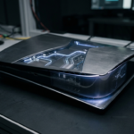 Futurystyczny koncept konsoli PlayStation 6 od Sony. Metaliczna obudowa PS6 i świecące obwody w ciemnym otoczeniu. Gaming nowej generacji, Polska i świat.