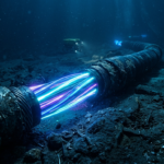 Masywny kabel światłowodowy Meta na dnie oceanu z pulsującym neonowym światłem. Szybki przesył danych i nowoczesna infrastruktura, Polska i świat.