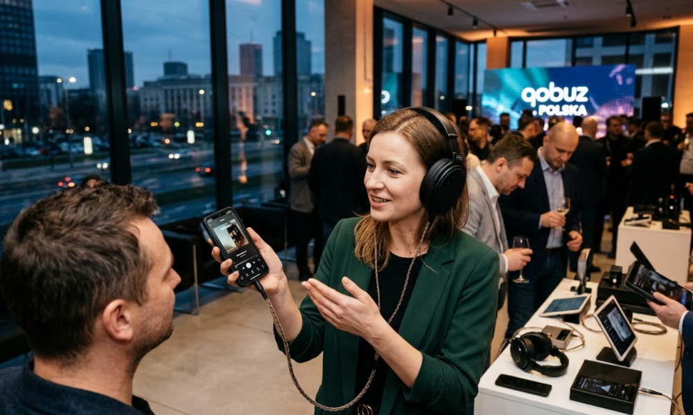 Słuchawki premium i smartfon z falą audio na biurku. Bezstratny dźwięk Qobuz debiutuje w sekcji biznes i rynek tech. Polska i świat.