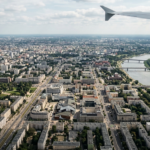 Widok z góry na budynki w warszawskiej dzielnicy Wola w Microsoft Flight Simulator. Realistyczna Polska i świat odwzorowane w grze z lotu ptaka.