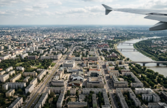 Widok z góry na budynki w warszawskiej dzielnicy Wola w Microsoft Flight Simulator. Realistyczna Polska i świat odwzorowane w grze z lotu ptaka.