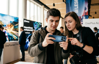 OnePlus Ace 7 Pro w fioletowym neonie i świetle studyjnym. Elegancki smartfon z mocnym aparatem i ekranem, idealny dla graczy oraz mobilnych fotografów.