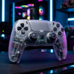 Przezroczysty pad DualSense do PlayStation 5 z widoczną elektroniką i neonowym podświetleniem. Nowa kolekcja akcesoriów PS5, gaming – Polska i świat.